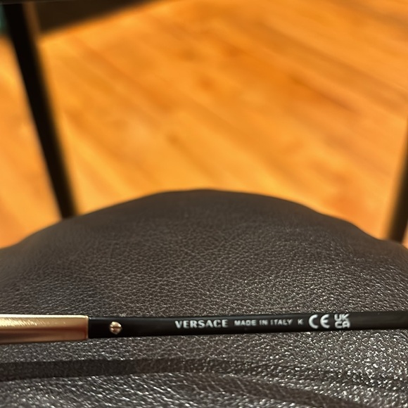 Flash sale🔥EUC Authentic Versace Sunglasses Black Rock Icons 58’ w/Gold Accents - Picture 10 of 10